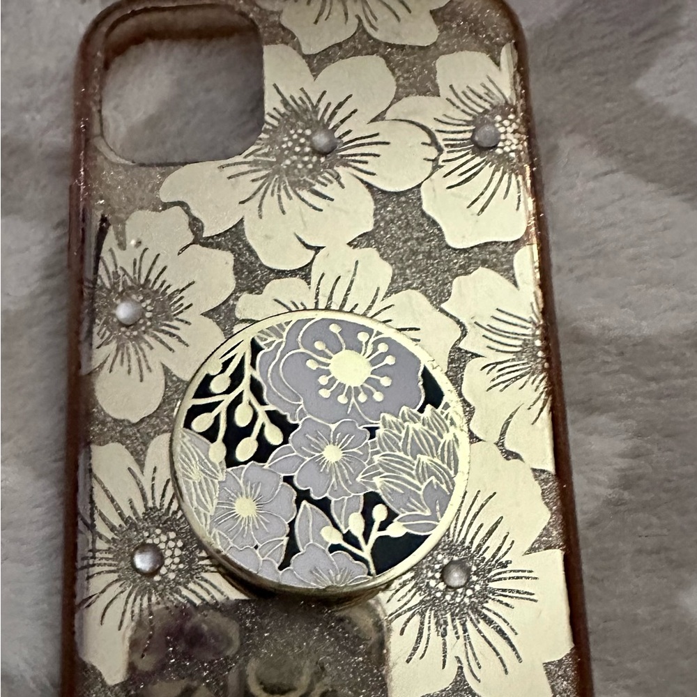 I phone 11 case and pop socket